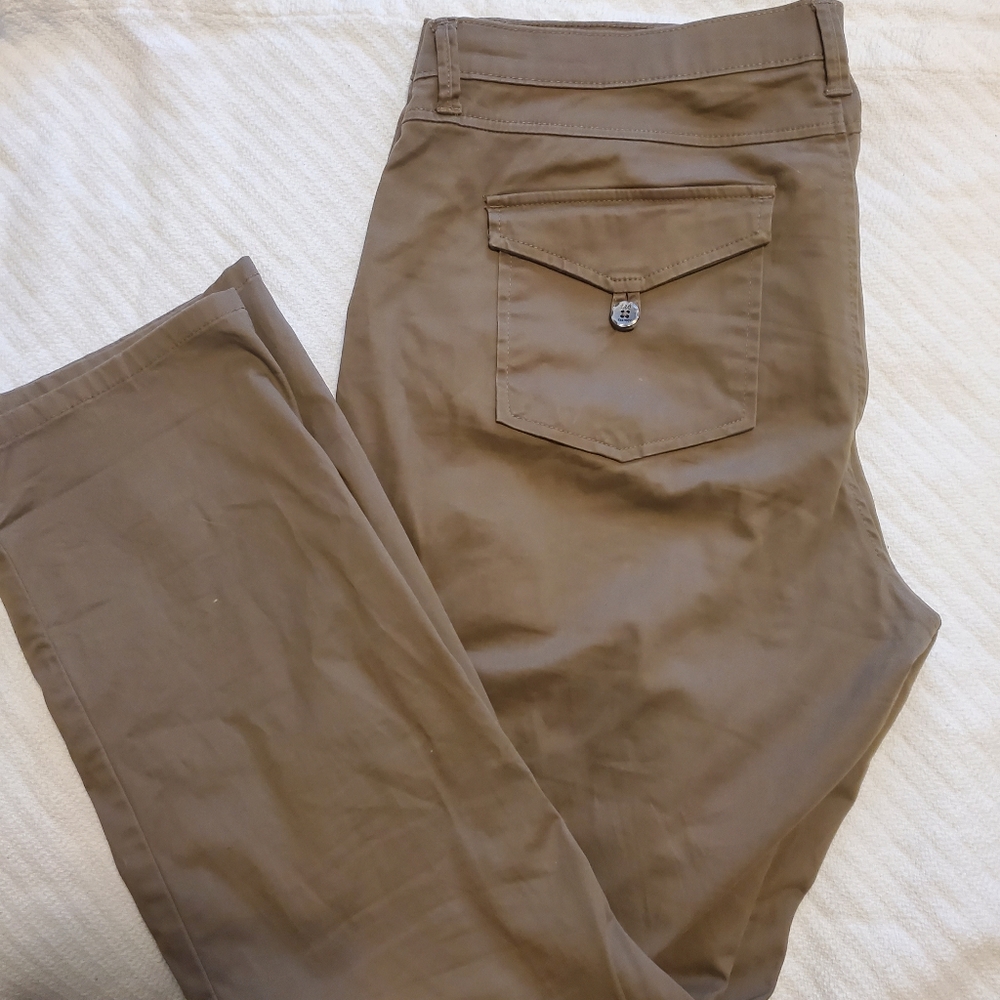 Khaki brown/tan Lee stretchy cargo pants. Mid rise. Size 18W. Inseam 30
